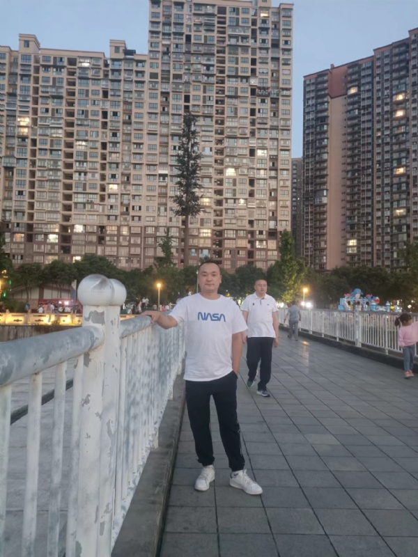 寂寞的男人的第一张照片--洛阳相亲服务中心