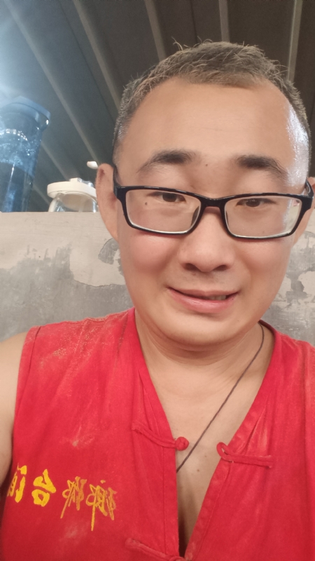 黑黑一笑的第二张照片--洛阳相亲服务中心